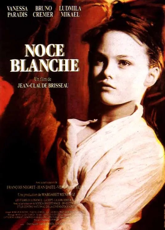 名称：白色婚礼 Noce blanche (1989)描述：中年的弗朗索瓦(布鲁诺·克雷默)是名哲学老师，他和风度怡人的妻在小镇里过着中规中距的生活