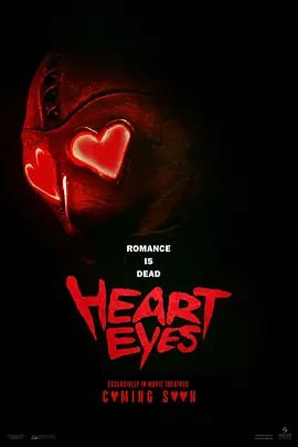 名称：腥心眼 Heart Eyes (2025) 4K 中文字幕描述：  情人节当天，西雅图的一对同事关系的男女被一名叫“腥心眼”的变态杀人狂追杀，两人在浪漫都市中逃脱穿行，努力生存的同时渐生爱意