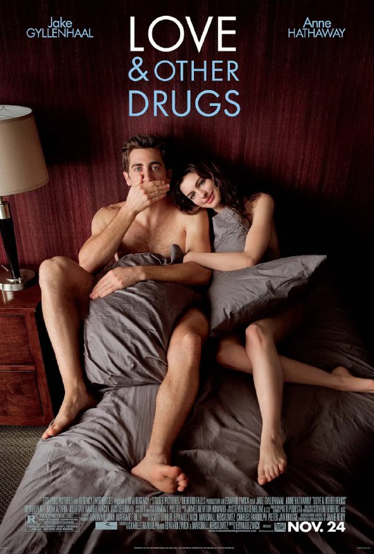 名称：爱情与灵药 Love & Other Drugs (2010)描述：杰米（杰克•吉伦哈尔 Jake Gyllenhaal 饰）出身医药世家，舌灿莲花，热情似火，是电器行的金牌销售，不过由于桃花运太壮，以至于因为跟女同事在工作时间亲热，被老板开除