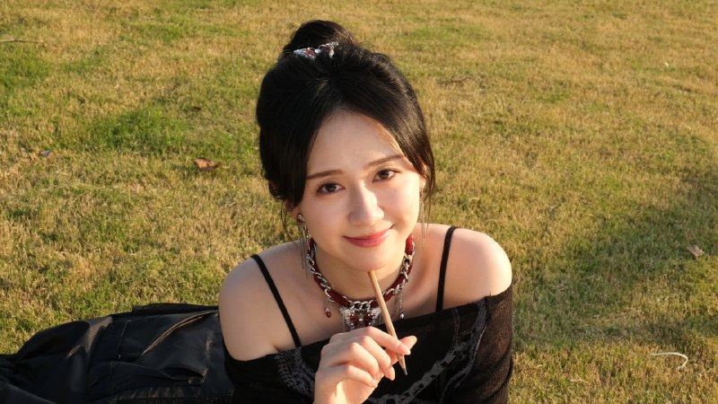 名称：《迷雾审判》v1.0 全DLC 真人美女互动影游描述：《迷雾审判》以海州桃花涧景区为实地取景地，讲述游客齐翊意外穿越到异世界，与玩家共同破解涉及将军崖岩画的悬疑案件，采用古今串联叙事方式