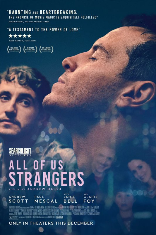 名称：都是陌生人 All of Us Strangers (2023)描述：本片改编自山田太一的小说，讲述伦敦编剧亚当（安德鲁·斯科特 饰）偶然遇到了他的神秘邻居（保罗·麦斯卡 饰），之后亚当回到了童年的家中，他发现早已去世的父亲（杰米·贝尔 饰）和母亲（克莱尔·芙伊 饰）居然还活着——并且他们看起来和三十年前死去的那天一样的年纪