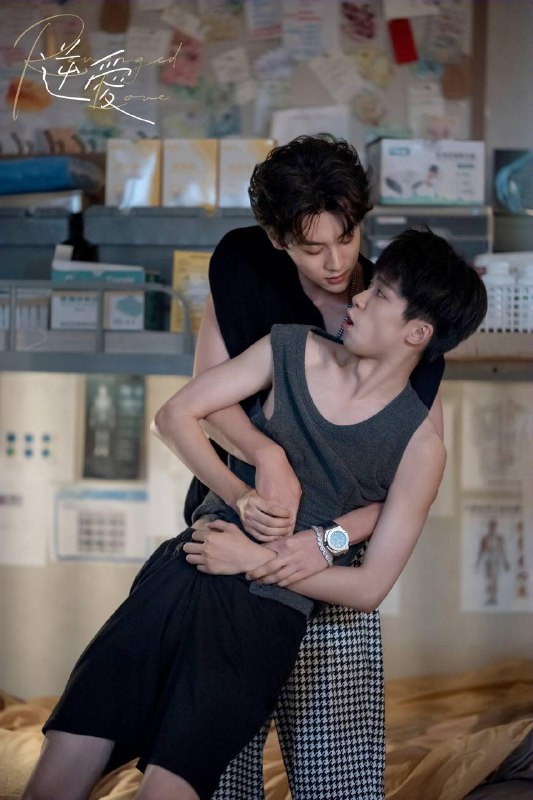 名称：逆爱 RevengedLove (2025) 更新至7集  梓渝 田栩宁 展轩 刘轩描述：《逆爱》主要指向2025年梓渝、田栩宁主演的耽改剧，该剧改编自柴鸡蛋小说《逆袭》，讲述情敌变情人的故事