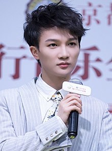 名称：《周深》简介：暂不清楚《周深》这份资料的具体形式，可能是周深的音乐作品集，包含他不同时期发行的歌曲、专辑；也可能是关于周深的演唱会视频、纪录片，记录他的舞台表演和音乐生涯；还可能是粉丝整理的周深相关的图文资料，如他的成长历程、音乐成就等