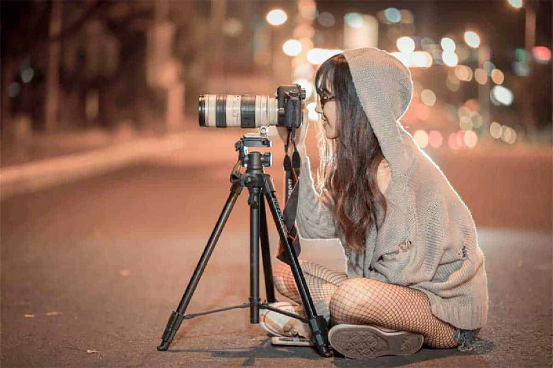 名称：《摄影教程：人像摄影、光线、道具、构图、色彩 》简介：摄影教程：人像摄影、光线、道具、构图、色彩这门课程适合所有对摄影有兴趣的学员