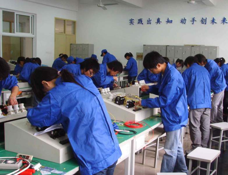 《学电工》简介：本书系统解析学电工的核心内容，并结合实用案例帮助读者加深理解