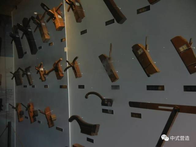 《中国传统建筑木作工具 (1)》简介：本书提供了关于中国传统建筑木作工具 (1)的深度解析，涵盖其发展背景、核心概念以及实际应用