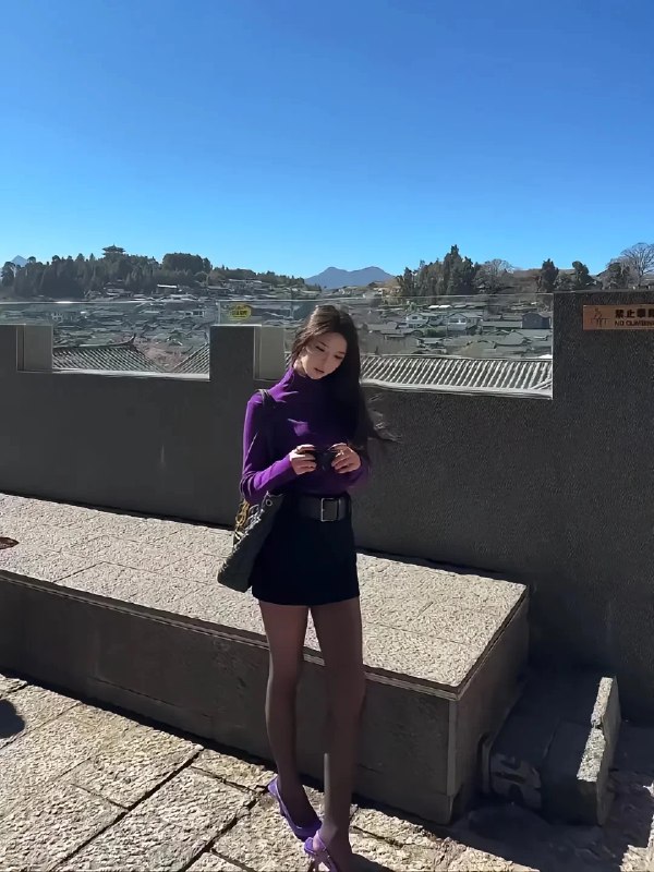 名称：《黑丝大长腿！小姐姐好美…紫色很有韵味~ 》亮点：紫色装扮搭配黑丝大长腿，小姐姐气质出众，魅力四射！标签：#黑丝 #大长腿 #小姐姐 #紫色穿搭 #时尚美图更新日期：2025-06-20 00:24:17链接：
