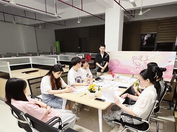《年轻人必知的8个艾滋病真相  》简介：艾滋病主要通过血液、母婴及性接触传播，日常接触不会感染