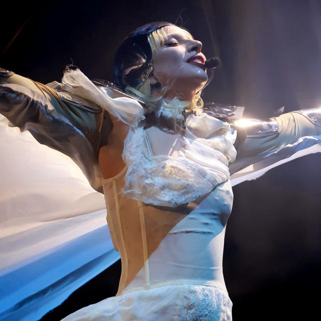 📚名称：《LadyGaga 科切拉音乐节 (2025)》📝简介：Lady Gaga在2025年科切拉音乐节带来了一场震撼人心的表演，以她标志性的前卫风格和超凡舞台魅力征服全场