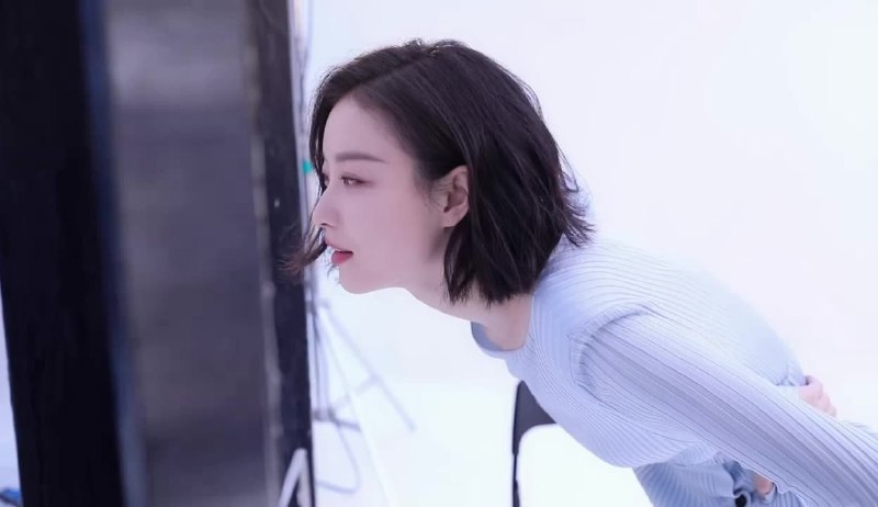 名称：《居家女秘书，肉丝包臀裙配大长腿，羡慕了！ 》亮点：居家办公也能时尚吸睛，肉丝包臀裙展现优雅气质，大长腿更是加分项！标签：#居家办公 #时尚穿搭 #肉丝包臀裙 #大长腿 #居家女秘书更新日期：2025-06-20 00:38:57链接：