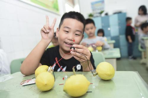 名称：《柠檬博士科学课》简介：《柠檬博士科学课》由柠檬博士主讲，是一套科学教育课程