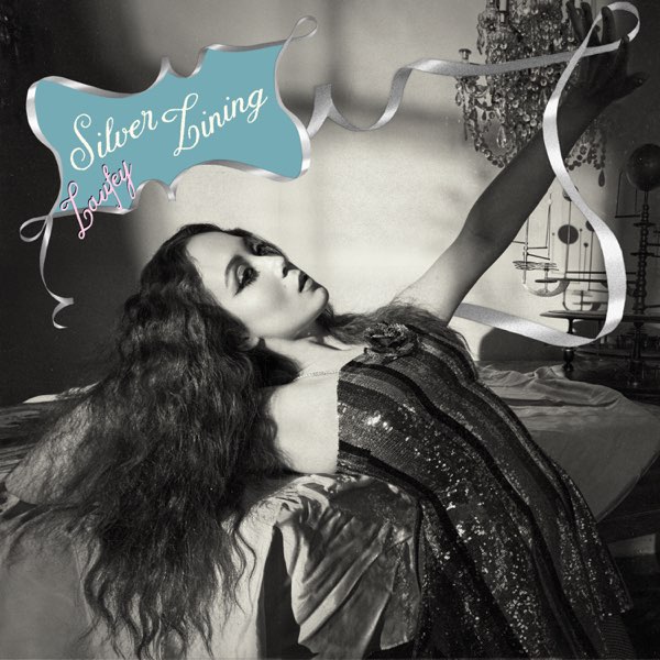 《Laufey - Silver Lining - Single (2025) (ALAC 24bit 48kHz)》简介：冰岛裔音乐人Laufey以标志性的温暖声线，将爵士即兴与流行旋律巧妙交织，诠释了在脆弱与坚韧间寻找光明的细腻情感