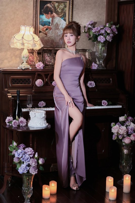 名称：《丨上海千金紫裙美腿写真 》亮点：上海千金风情万种，紫裙勾勒优雅曲线，美腿吸睛尽显女神魅力标签：#上海千金 #紫裙写真 #美腿女神 #时尚摄影 #人像写真更新日期：2025-06-19 23:55:18链接：