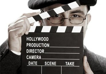 名称：《微专业-新媒体视频导演 》简介：微专业-新媒体视频导演这门课程为学习者提供了全面的知识和技巧，涵盖了从基础到进阶的多项内容