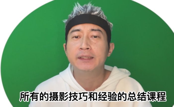 《钟小棵手机摄影教程 》简介：通过系统化课程帮助用户掌握手机拍摄技巧，涵盖构图、光线运用及后期处理等核心内容，适合零基础入门与进阶提升