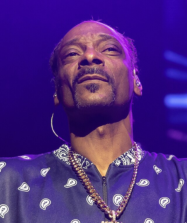 名称：《snoop dogg》简介：仅显示“snoop dogg”，推测可能是美国说唱歌手史努比·狗狗（Snoop Dogg）的音乐合集，可能包含他不同时期、不同风格的说唱作品，从节奏强烈的嘻哈曲风到融入R&B元素的抒情说唱都有可能涵盖，展现他在说唱领域的多元才华；也有可能是关于他的纪录片、采访等资料，让粉丝深入了解他的音乐生涯、创作理念和个人生活