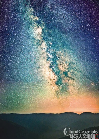 【资料】名称：手把手教你拍摄星空大片 | 简介：《手把手教你拍摄星空大片》是一门覆盖广泛的实用课程，旨在为学员提供从基础到进阶的学习内容，无论是理论知识还是实际操作技巧，都能帮助学员在相关领域中获得深入的理解和应用能力