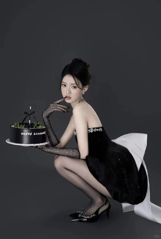 名称：《美女壁纸丨千金生日蕾丝玉腿写真 》亮点：千金生日写真，蕾丝与玉腿的绝美搭配，展现高贵与性感标签：#美女写真 #千金生日 #蕾丝玉腿 #壁纸推荐 #摄影作品更新日期：2025-06-19 05:44:34链接：