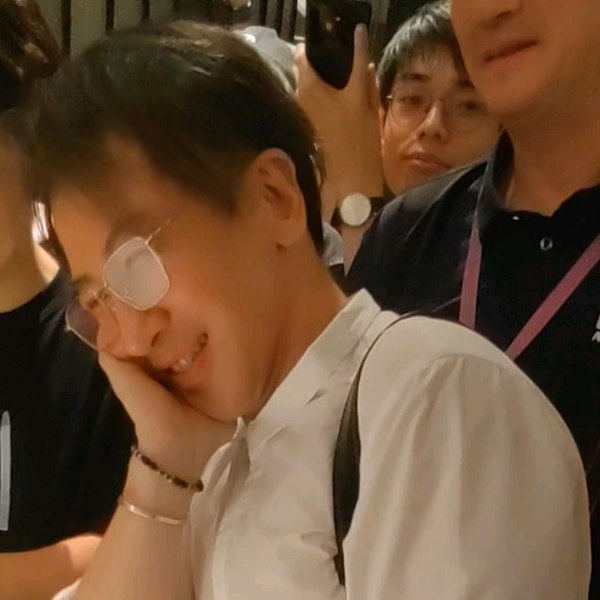 《深圳魔术展：刘谦表演即兴魔术.mp4》简介：本书系统解析深圳魔术展：刘谦表演即兴魔术.mp4的核心内容，并结合实用案例帮助读者加深理解