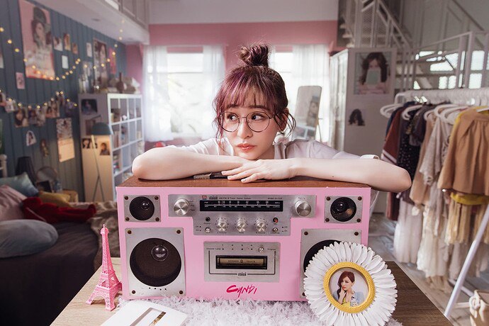 《王心凌所有专辑歌曲［FLAC］》简介：以清新甜美的嗓音为标志，融合流行、R&B与电子元素，展现少女心事的细腻表达