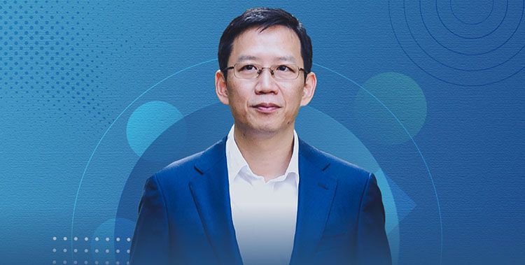 名称：《吴晓波：中国商业经典案例 100 讲》简介：吴晓波的这门课程聚焦中国商业领域，精选 100 个经典案例进行深度剖析