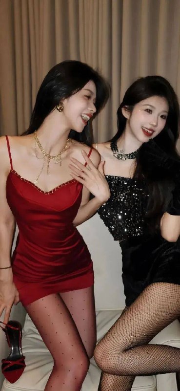 名称：《渣男壁纸丨御姐美腿红裙黑丝写真 》亮点：御姐气场全开，红裙黑丝勾勒极致魅力，每一帧都让人心跳加速标签：#御姐写真 #美腿诱惑 #红裙黑丝 #渣男壁纸 #摄影作品更新日期：2025-06-19 07:07:03链接：