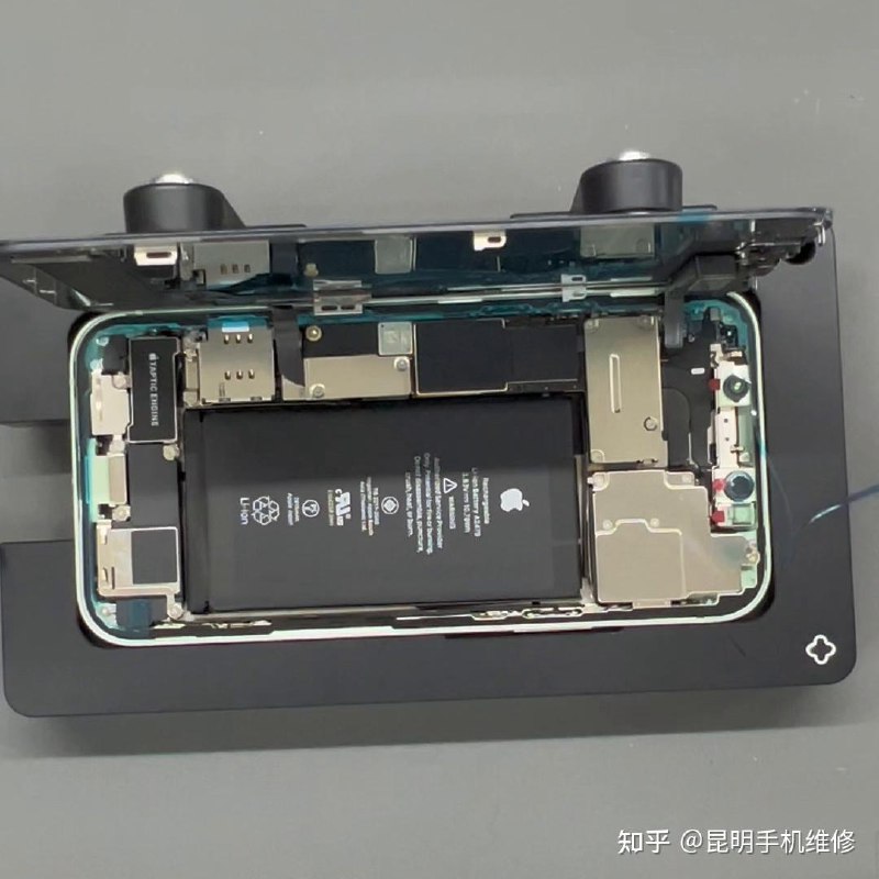 名称：《苹果手机修》简介：《苹果手机修》可能是关于苹果手机维修的资料，也许是维修教程，详细介绍苹果手机各个部件的拆解、故障排查和维修方法，包括屏幕更换、电池更换、主板维修等常见维修项目；也可能是苹果手机维修的经验分享、案例分析，帮助维修人员解决在维修过程中遇到的难题