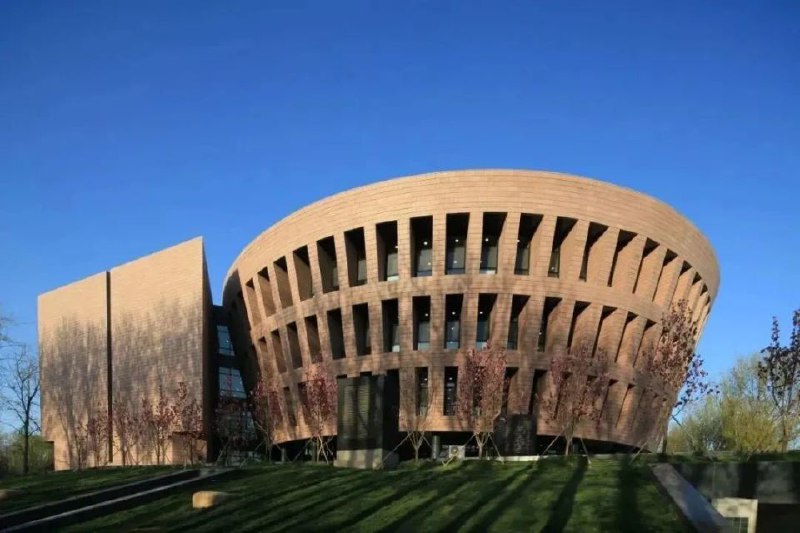 名称：《清华大学图书馆2023年借阅次数最多的10本书最高学府的选择[pdf]》 | 简介：清华大学图书馆2023年借阅次数最多的10本书最高学府的选择[pdf]这本书带给读者一个新鲜的视角，无论是在探索历史、社会还是文化方面，它都能为你提供独特的深度和思考