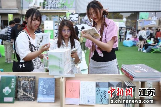 📚名称：《2025江苏26本图书》⭐亮点：精选江苏26本图书，涵盖文学、历史、科技等多个领域，展现江苏文化魅力🏷️标签：#江苏文化 #2025江苏26本图书 #图书推荐 📅更新日期：2025-06-05 08:51:54🔗链接：