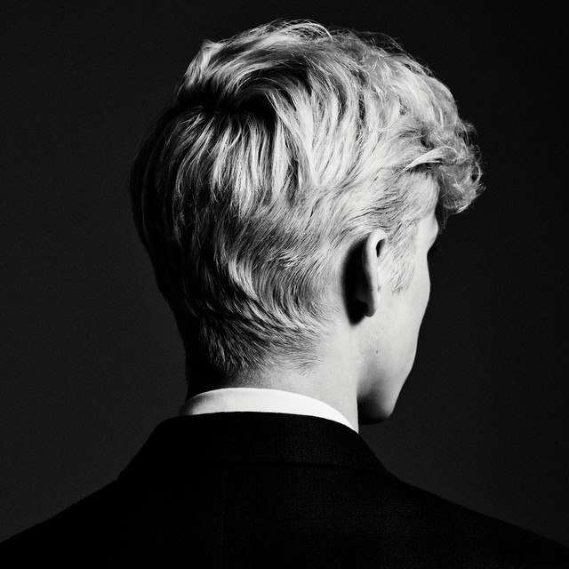 名称：《Troye Sivan - Bloom》简介：《Troye Sivan - Bloom》是戳爷Troye Sivan的音乐作品，“Bloom”有绽放、盛开之意