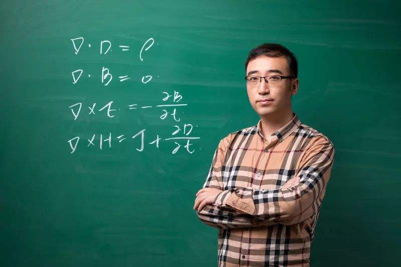 📚名称：《李永乐老师385个物理科普视频 从日常生活中学习物理》⭐亮点：李永乐老师用385个趣味视频带你轻松学物理，生活现象秒变科学课堂🏷️标签：#物理科普 #李永乐老师 #日常生活物理 #科普视频 #知识分享 📅更新日期：2025-05-05 09:37:42🔗链接：