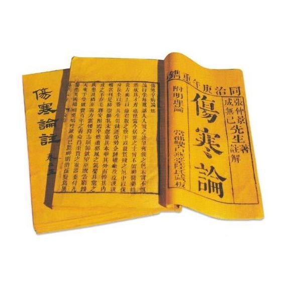 名称：《伤寒论 》简介：伤寒论是一本围绕其核心主题展开的深刻探索之作，书中详细讨论了与其主题相关的各类观点与现实应用，带给读者全新的思考视角
