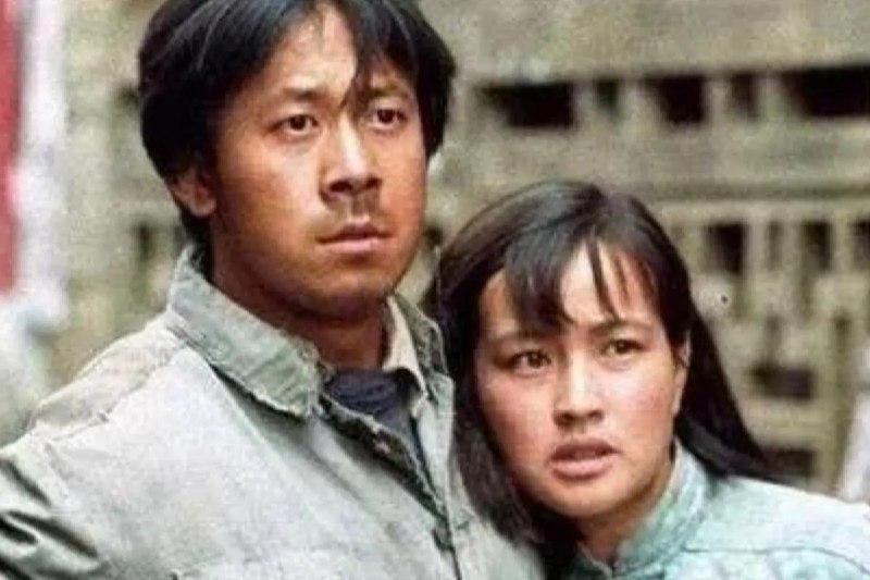 名称：芙蓉镇 (1987)  高分经典超清重制版无删减  刘晓庆+姜文强强联手描述：电影《芙蓉镇》讲述了美丽女子胡玉音（刘晓庆饰）和丈夫在1963年经营米豆腐摊，积累了财富