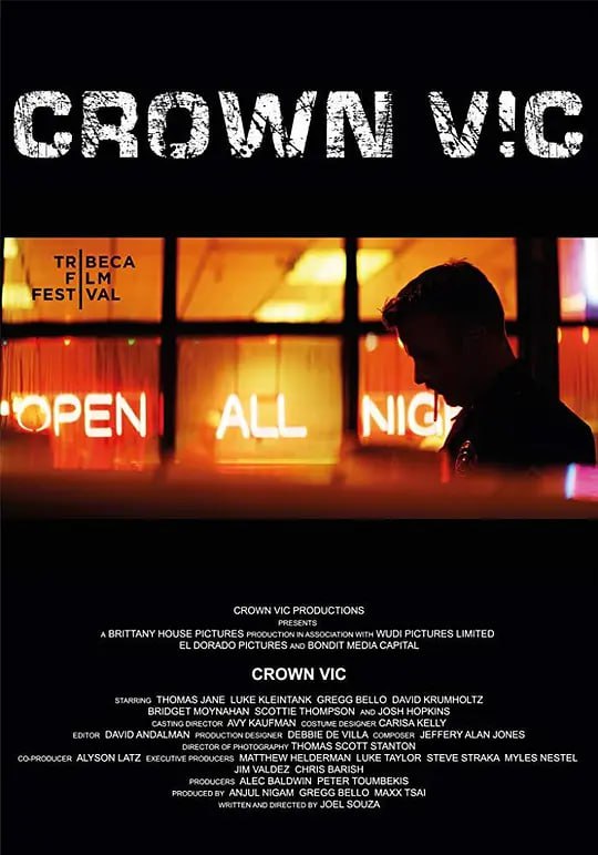 名称：洛城夜巡 Crown Vic (2019)描述：本片讲述了洛杉矶警察局巡逻老将雷•曼德尔和新警察尼克•霍兰德在追捕两名逍遥法外的杀手时度过的一个难忘的夜晚