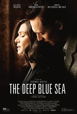 名称：蔚蓝深海 The Deep Blue Sea (2011)丨7.1分描述：导演: 特伦斯·戴维斯 编剧: 特伦斯·戴维斯 / 泰伦斯·拉提根 主演: 蕾切尔·薇兹 / 汤姆·希德勒斯顿 / 西蒙·拉塞尔·比尔 / 安·米切尔 / 乔林·科伊 / 更多... 类型: 剧情 / 爱情 制片国家/地区: 英国 语言: 英语 上映日期: 2011-11-25(英国) 片长: 98分钟 IMDb: tt1700844 剧情简介 二战后，英国律师William Collyer（西蒙·拉塞尔·比尔 Simon Russell Beale 饰）的妻子Hester Collyer（蕾切尔·薇兹 Rachel Weisz 饰）邂逅了退役的飞行员Freddie Page（汤姆·希德勒斯顿 Tom Hiddleston 饰）