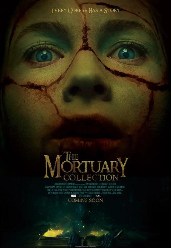 名称：停尸房收藏 The Mortuary Collection (2019) 1080P  英语中字描述：讲述少女走进一间古老的停尸房，管理员老人有很多跟尸体和死亡有关的收藏，他带女孩回顾1950-1980年代四起死亡的秘密，曾经和现在，可怕的事发生……链接：