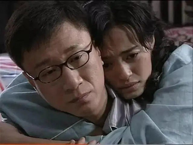 名称：《潜伏》 (2008) 谍战剧扛鼎之作  童年经典超清修复版  全集无删减描述：1945年，正是抗日战争接近尾声之际，国、共、日三方的角力日趋激烈，平静的海面下暗流涌动