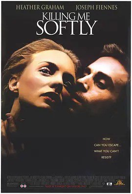 名称：温柔地杀我 Killing Me Softly (2002)描述：爱丽丝（海瑟•格拉汉姆 Heather Graham 饰）和克劳斯（乌尔里奇•汤姆森 Ulrich Thomsen 饰）的婚姻关系名存实亡，一次偶然的机会，她邂逅了性格粗放的男子亚当（约瑟夫•费因斯 Joseph Fiennes 饰），两个人迅速堕入爱河，从性欲的满足到情感的依赖，她无法自拔