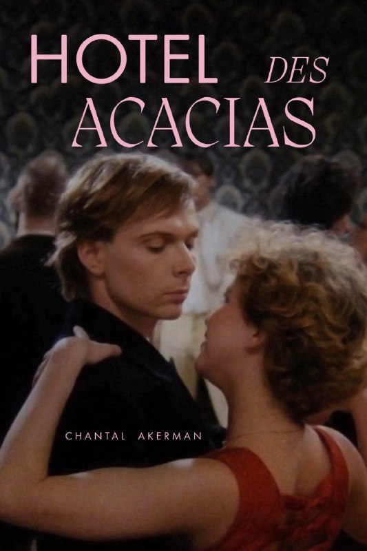 名称：1982 Hôtel des Acacias 洋槐旅馆 1080i | BDremux (Capricci)(FRA) | 2K修复 内封英字描述：1982年，比利时国家视觉艺术与传播技术高等学院邀请阿克曼担任一个学生工作坊的导师，她与工作坊学生一同编写剧本，并以总导演的身份创作了《洋槐旅馆》，讲述一名女子来到洋槐旅馆，她只给自己一天的时间找到她的爱人