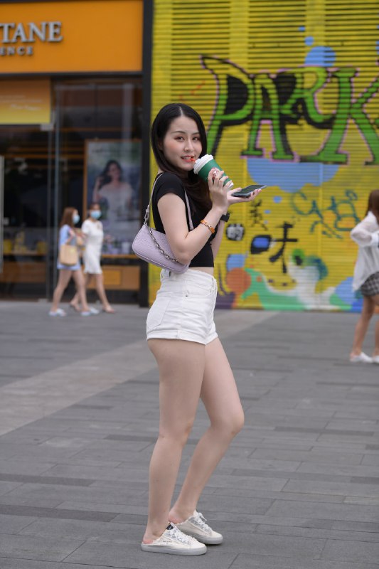 名称：精选街拍作品|超短裤深V短袖美女描述：美女穿“牛仔短裤”秀身材，却被“V领短袖”抢镜，性感又高雅链接：