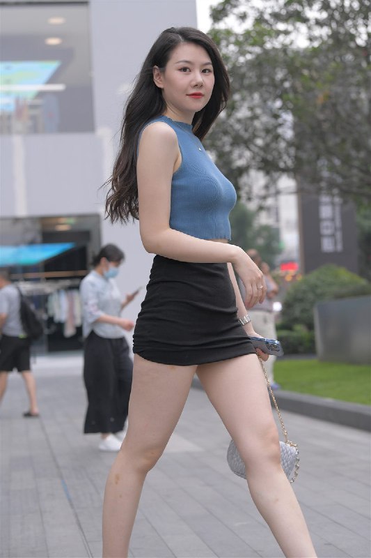 《精选街拍作品|性感褶皱包臀裙美女 》包臀裙勾勒曼妙曲线，褶皱设计尽显时尚魅力，街拍瞬间散发迷人气质
