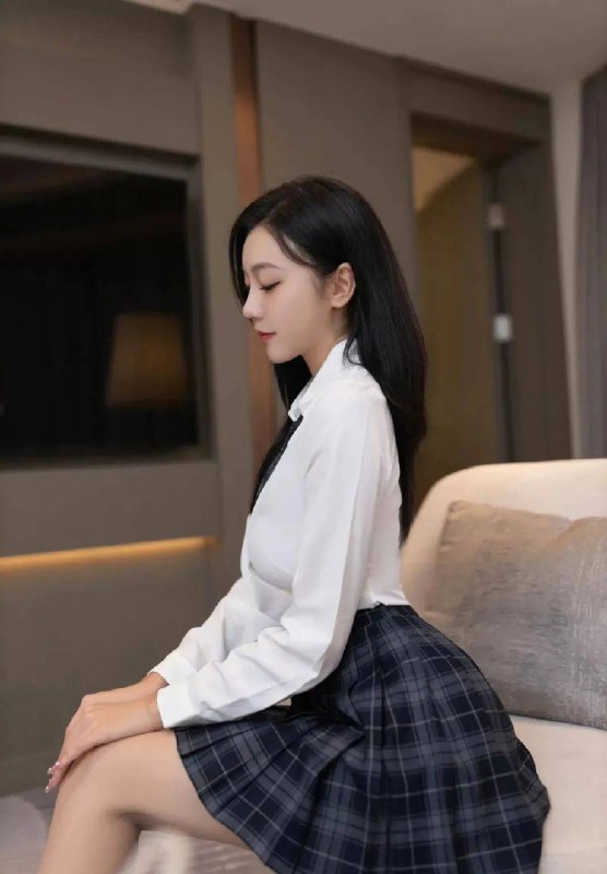 《紧身连衣裙、JK制服，你家保姆上班就穿这？》揭秘保姆行业着装争议，探讨职业形象与个人自由的边界️ #保姆着装争议 #紧身连衣裙JK制服 #社会热点 2025-07-22 00:53:13🔗 