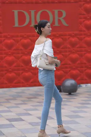 《精选美女写真作品|高挑紧身牛仔裤美女》高挑身材搭配紧身牛仔裤，展现完美曲线与时尚魅力️ #高挑美女 #紧身牛仔裤 #精选写真 #时尚摄影 2025-06-24 23:38:34🔗 