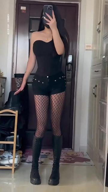 《极品女模特，渔网袜配大长腿，真的绝了！》性感渔网袜展现女模特的极致魅力，大长腿吸睛无数，时尚与诱惑完美结合！️ #性感模特 #渔网袜 #大长腿 #时尚大片 #极品女模特 2025-07-06 00:27:18🔗 