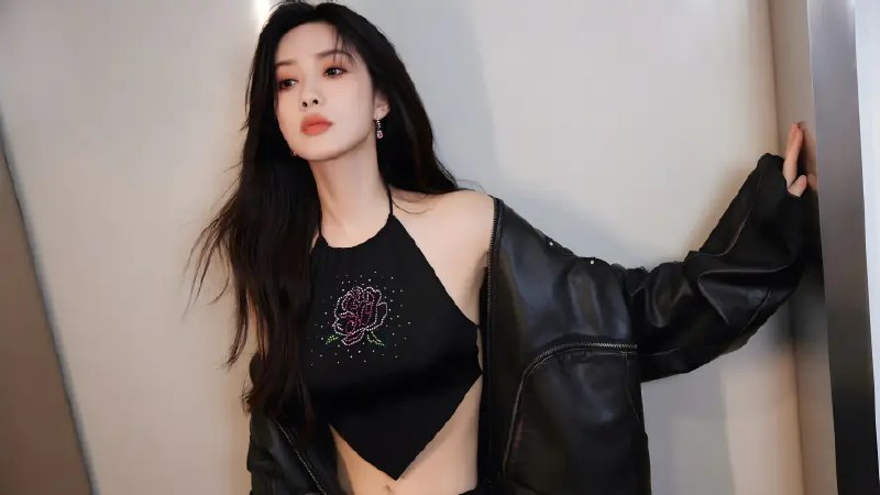 《爱豆壁纸丨孟子义写真》孟子义写真壁纸，清新甜美与时尚魅力并存，每一张都是视觉享受️ #孟子义  #爱豆壁纸  #写真集  #明星壁纸 2025-06-29 01:29:28🔗 