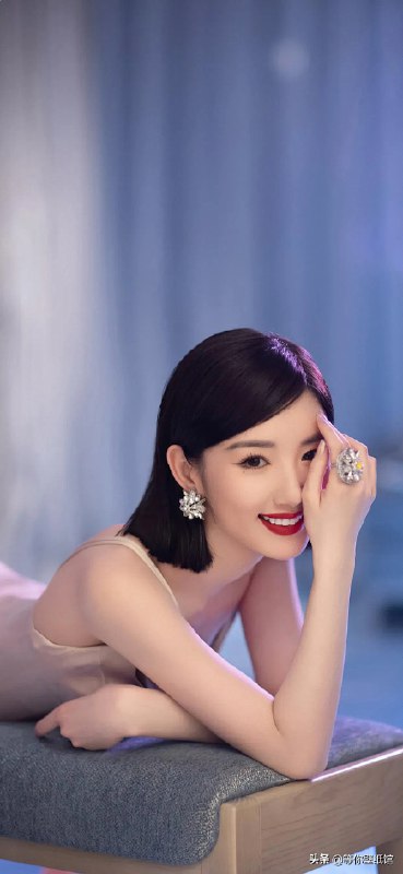 名称：《爱豆壁纸丨毛晓彤 》亮点：毛晓彤甜美笑容点亮屏幕，高清壁纸展现她的灵动魅力，每一张都是心动瞬间