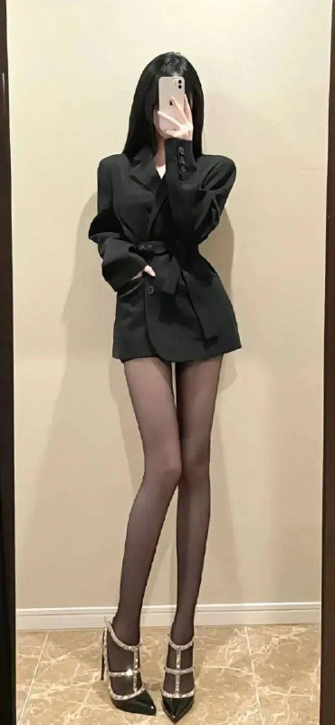 《渣男壁纸禅系御姐玉腿美足写真》禅意与性感完美融合，玉腿美足勾勒极致曲线，壁纸级画质展现御姐魅力，每一帧都是视觉享受