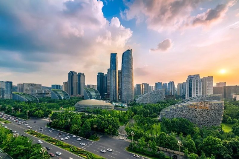 《美丽的酒吧夜景：看看一线城市出入酒吧的美女吧 》一线城市酒吧夜景璀璨，美女如云，时尚与夜生活完美交融，尽显都市魅力