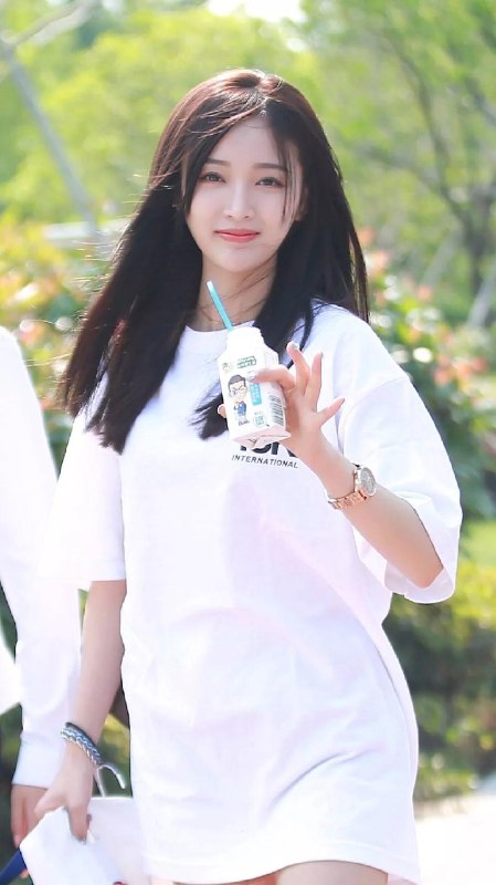《爱豆壁纸丨吴宣仪写真壁纸 》吴宣仪绝美写真壁纸，每一张都充满灵动与魅力，展现她独特的甜美与时尚感️ #吴宣仪  #爱豆壁纸  #写真壁纸  #明星壁纸 2025-07-11 04:08:44🔗 