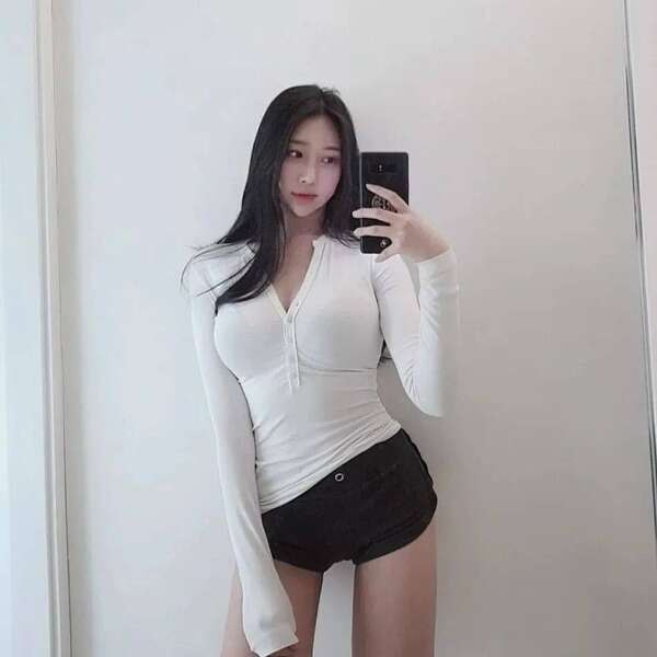 《美臀女王！藏不住的36D大灯，你受得了吗？》性感身材展现自信魅力，曲线动人散发独特气质，视觉冲击令人过目难忘